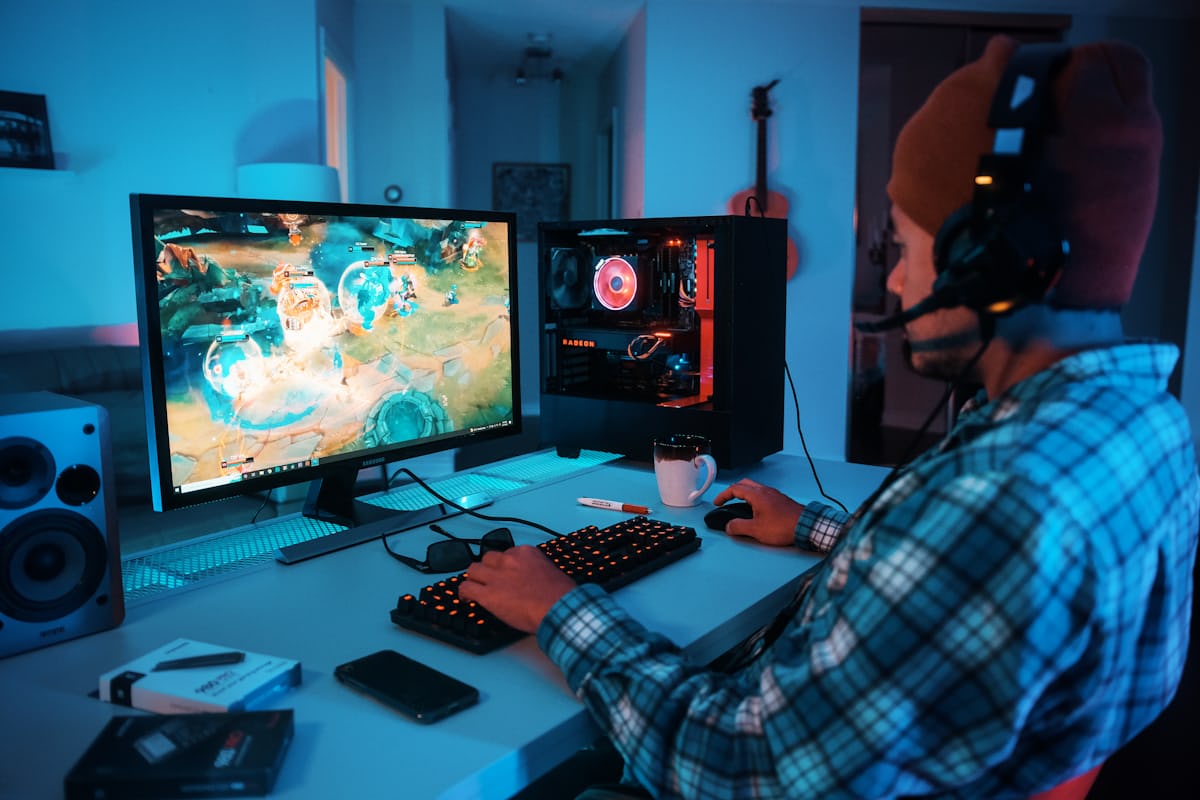 Streamer-style microphone and keyboard setup